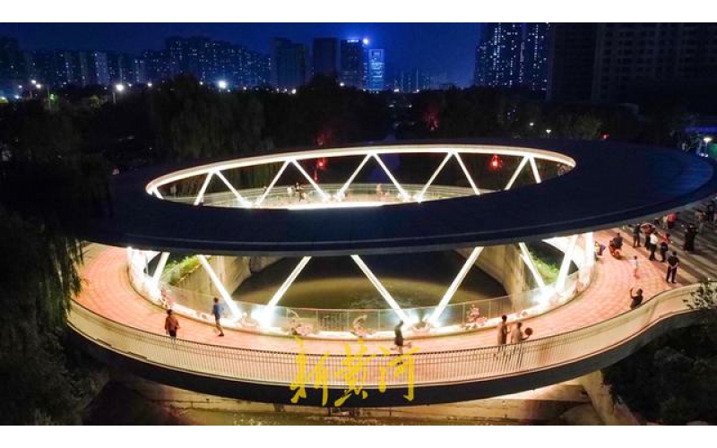 山東濟南云影橋夜晚變幻五彩水簾，成為臘山河夜景的璀璨亮點